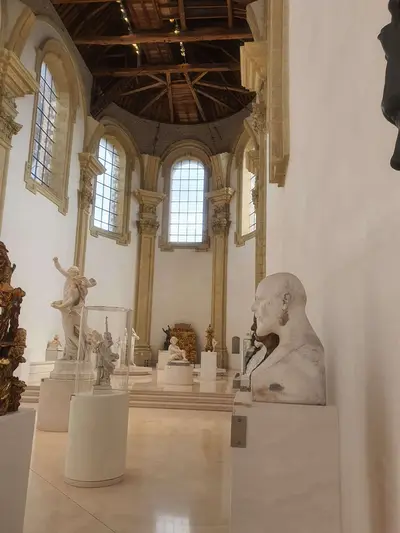 ensemble de statues dans la chapelle