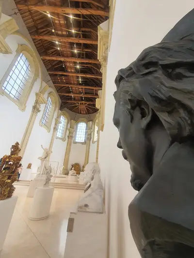 statue d'un homme de profil