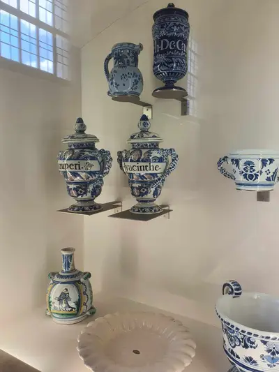 vases bleus et blancs de pharmacie