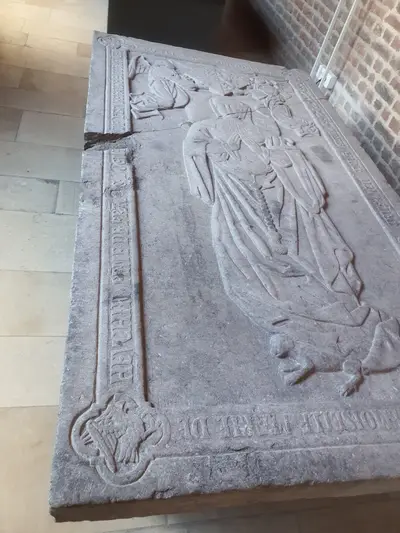 stèle médiévale en pierre