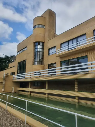 villa vue de l'arrière avec la piscine