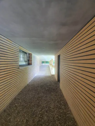 couloir menant à la piscine en briques jaunes