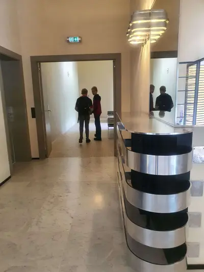 couloir avec lumière indirecte