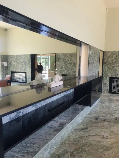 meuble noir avec miroir
