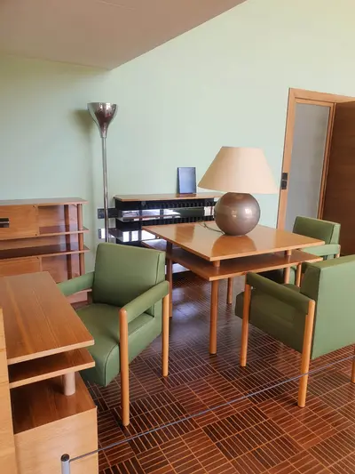 salon de réception avec chaise verte