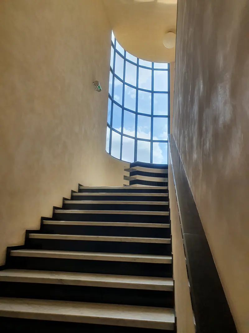 escalier intérieur avec fenêtre