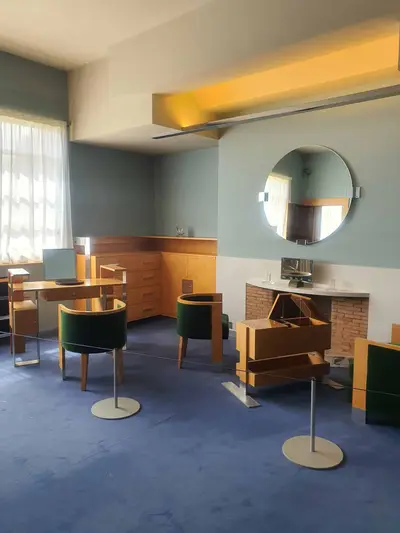 bureau avec lumière indirecte