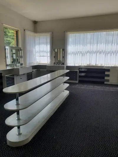 grande salle de bain avec des étagères