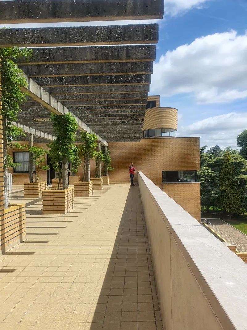 très grande terrasse avec une pergola et un carrelage jaune