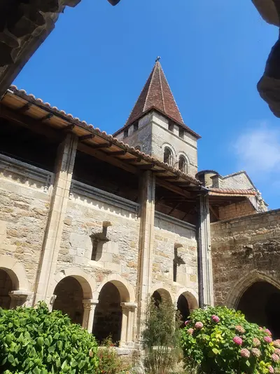 vue sur l'église depuis le cloitre
