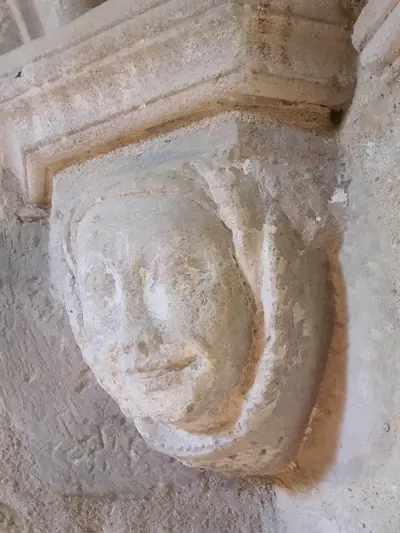 statue d'une tête de femme