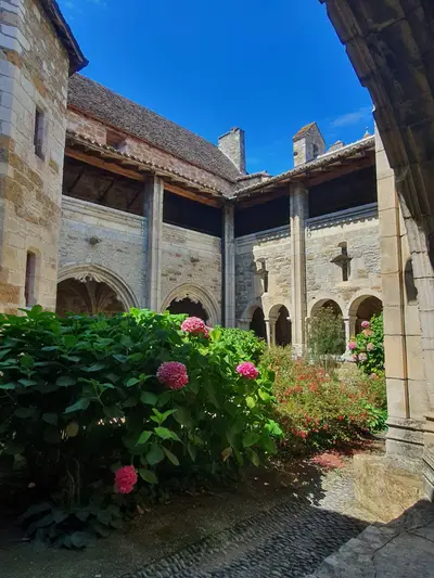 cloître avec hortensias