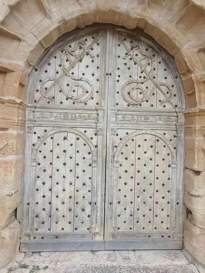 porte cloutée du château d'assier