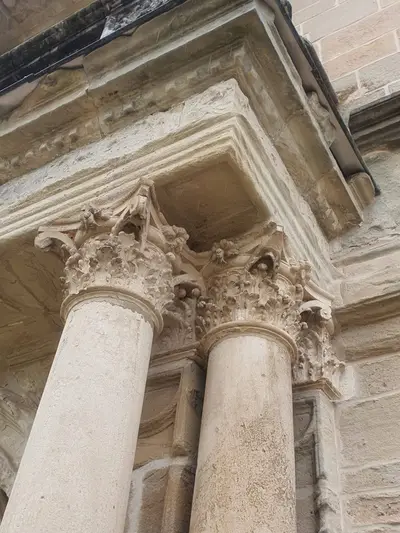 chapiteaux corinthiens sculptés