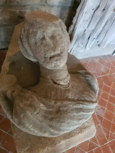 statue d'une femme dans le musée lapidaire