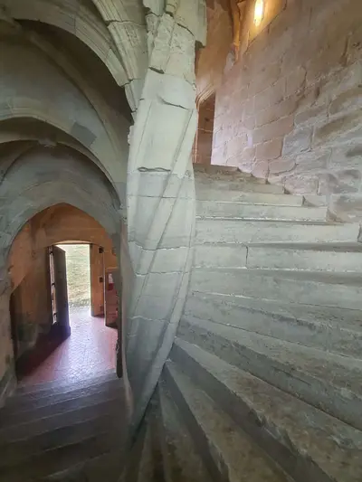 escalier en pierre tournant