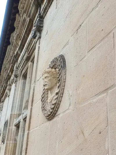 sculpture sur la façade du château