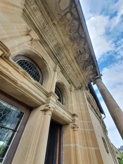 château en contre-plongée