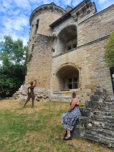 chateau d'assier femme assise
