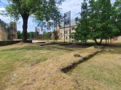 représentation de la taille originale du château avec des grillles