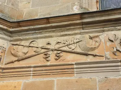 bas relief avec les armes de Galiot de Genouillac