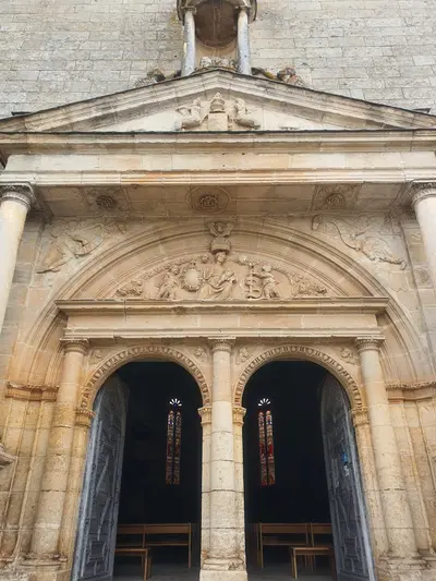 entrée de l'église d'Assier
