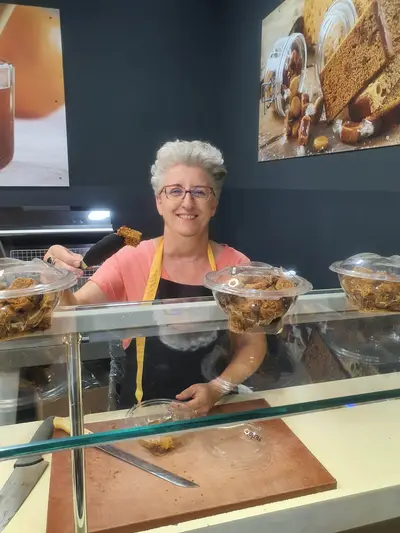 Vendeuse au magasin Darnis