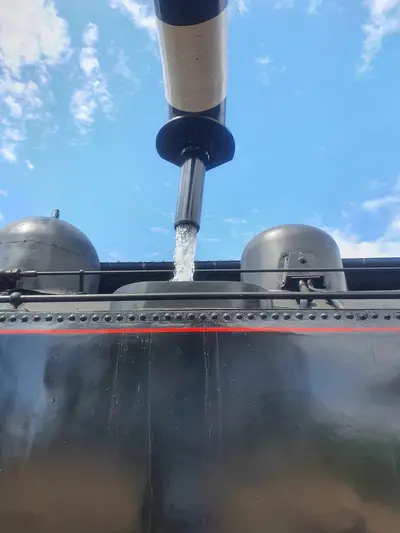 remplissage de la locomotive avec de l'eau