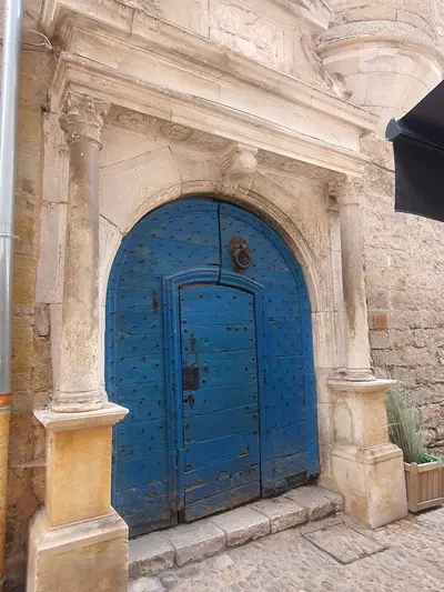 porte bleue dans martel