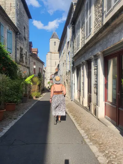 femme au chapeau dans une rue de Martel