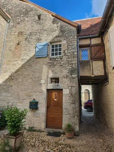 passage d'une rue sous une maison