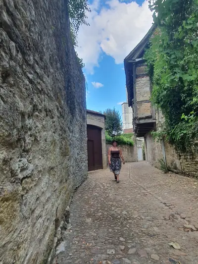 femme au chapeau dans une rue de Martel