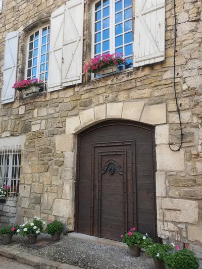 façade de maison en pierre avec des fleurs