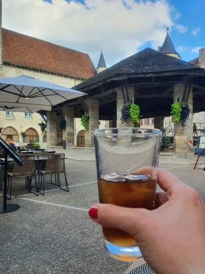 verre de thé devant la halle de Martel