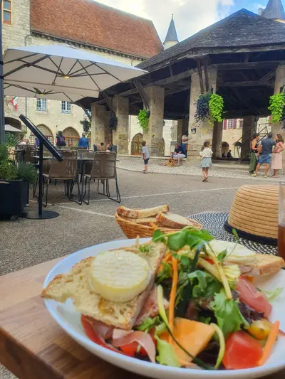 salade au bistrot des consuls devant la halle