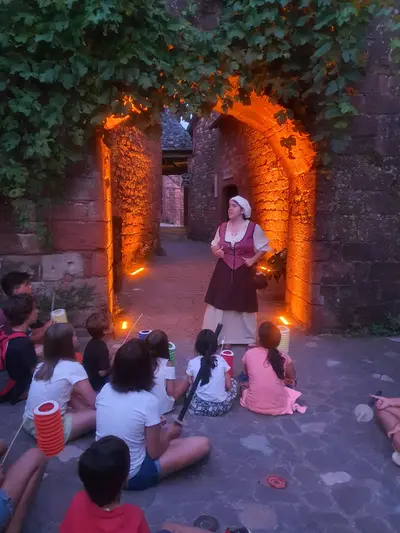 enfants qui écoutent la conteuse
