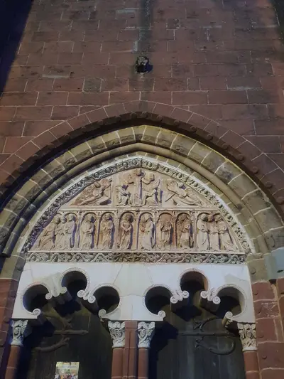 tympan de l'église la nuit