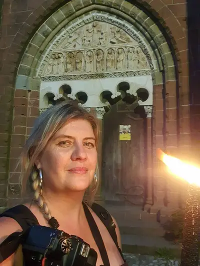 femme avec flambeau