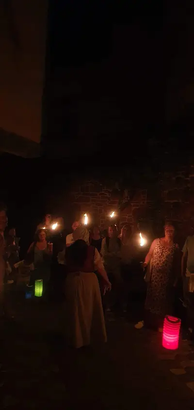 personnes qui tiennent des flambeaux la nuit