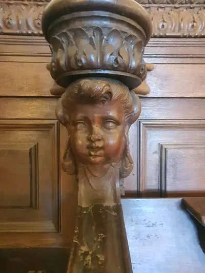 scultpure en bois d'un enfant