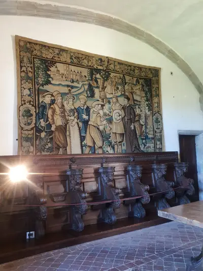 mobilier en bois et tapisserie