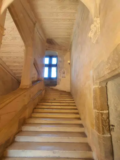 escalier en pierre avec fenêtre