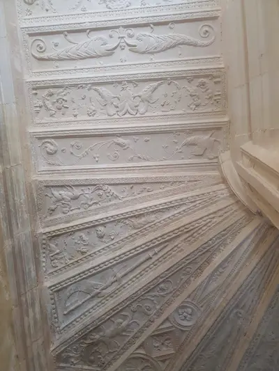 bas-relief dans l'escalier