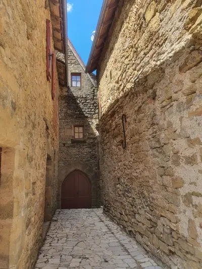rue étroite avec des maisons en pierre