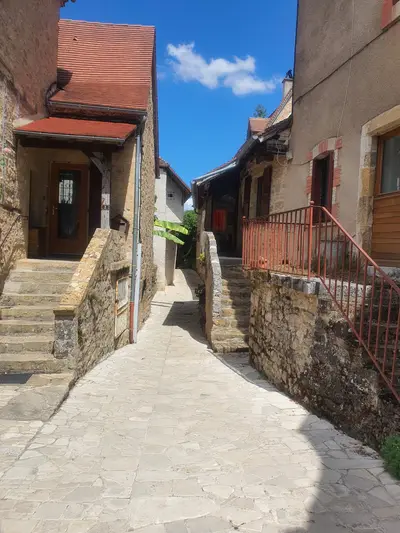 maisons en pierre avec des escaliers