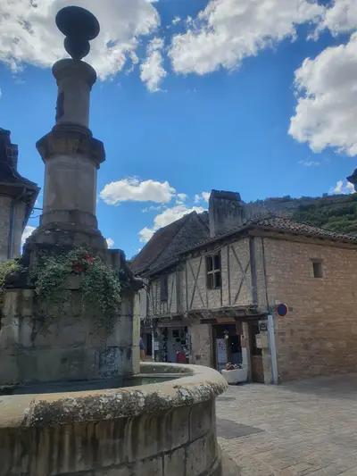 fontaine et maisons