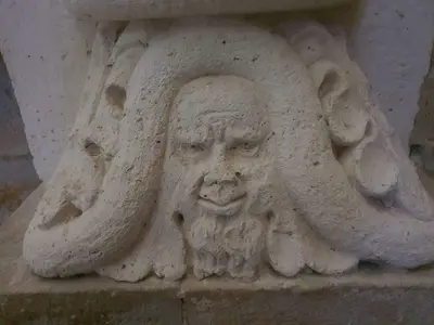 statue d'un homme avec une barbe
