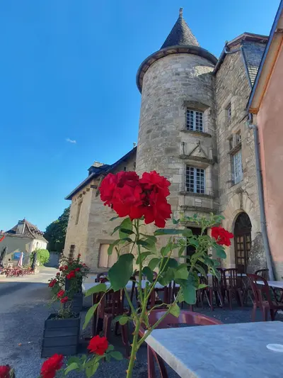 maison en pierre avec une tour