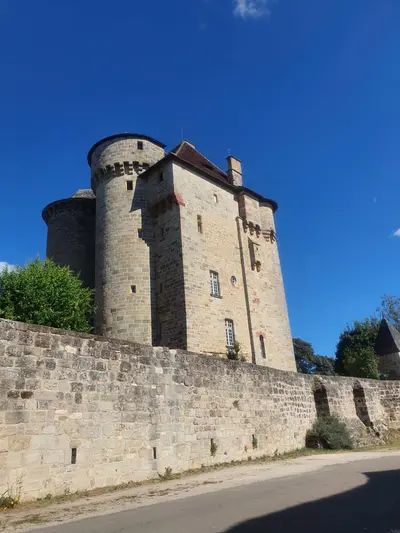 château de Curemonte avec une tour