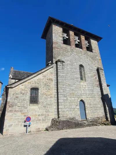 église avec une façade clocher